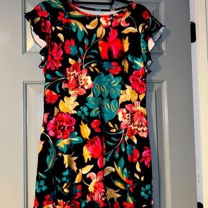 Ladies, summer dress short size small it has flowers on it